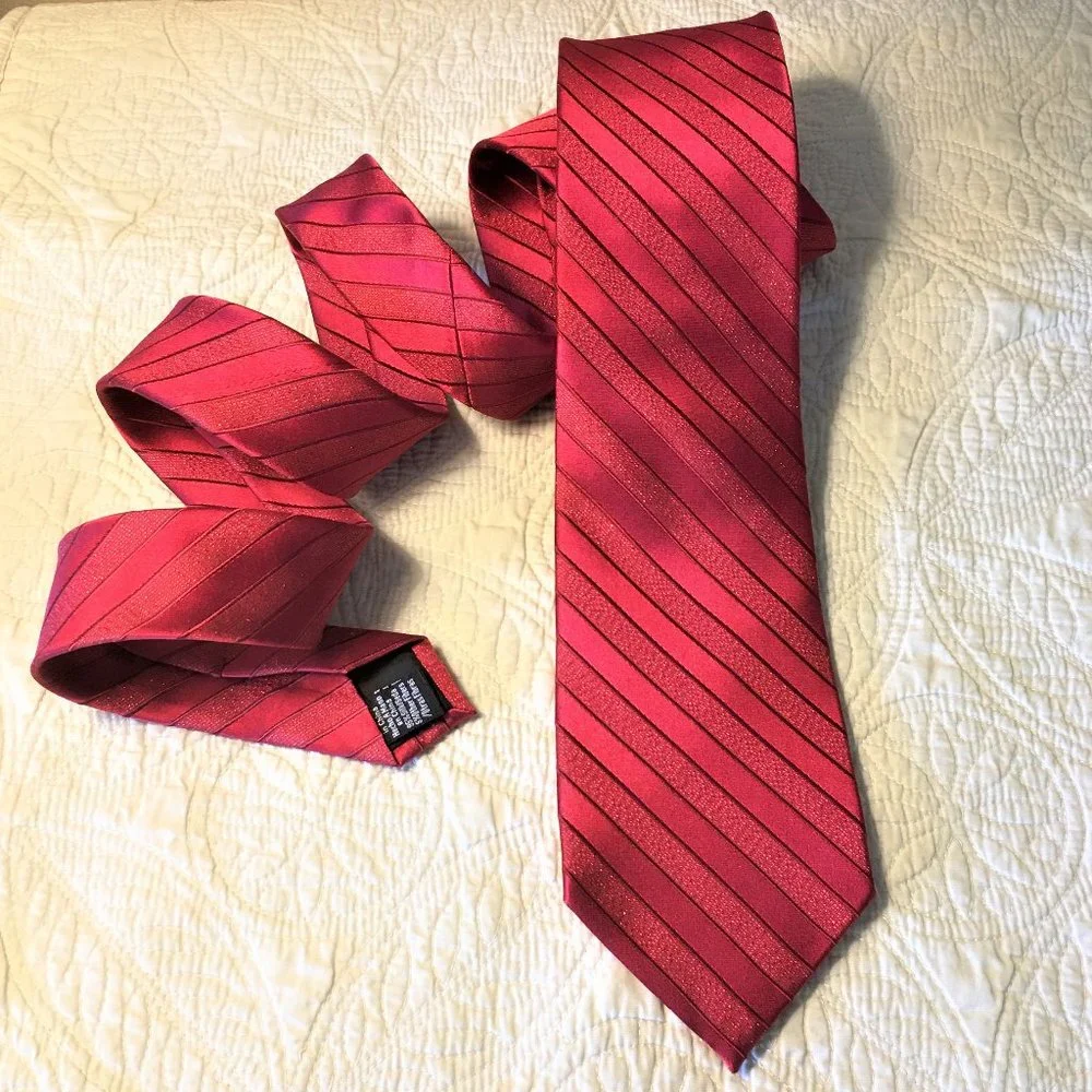 GEOFFREY BEENE Red on Sparkling Red Necktie
